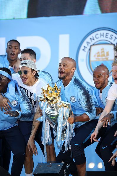 Kompany lifting the Premier League title