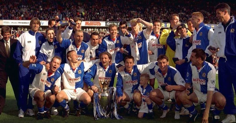 The title-winning team&#039;s photo with the Premier League Trophy