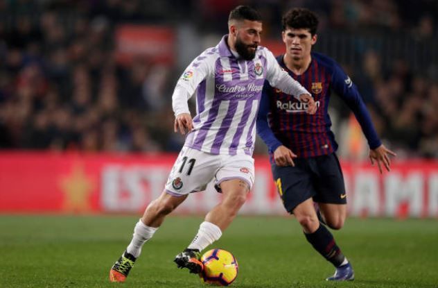 Verde battling with Barca&#039;s Carles Alena for possession (Picture source: Getty Images)