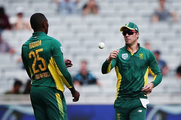 Ab de Villiers passing the ball to Kagiso Rabada