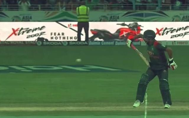 Tamim Iqbal batting one-handed