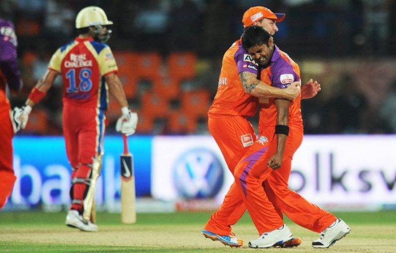 Vinay Kumar celebrating the wicket of Virat Kohli along with his Kochi Tuskers Kerala team-mates