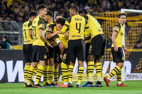 Borussia Dortmund can open a 6-point lead over rivals Bayern Munich with a win today