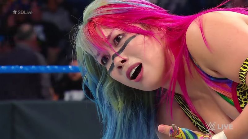 Asuka loses to Charlotte Flair