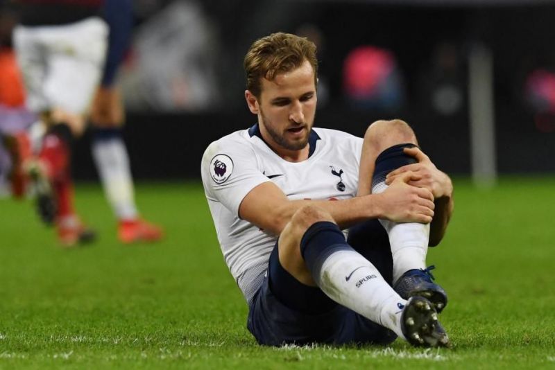 Harry Kane clutching his knee