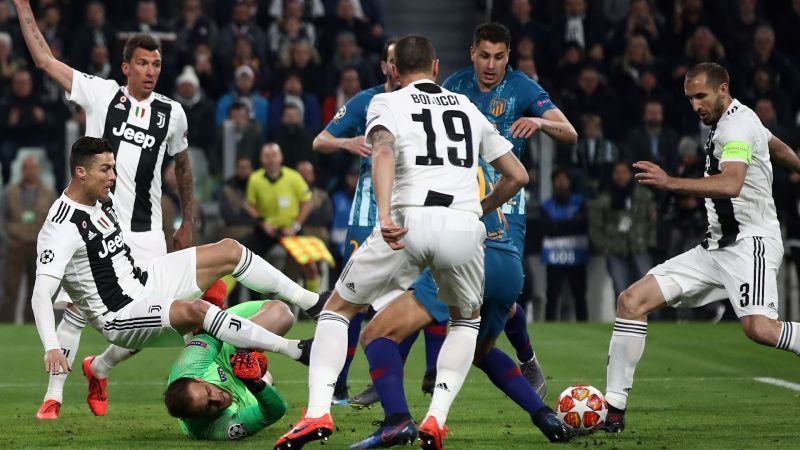 Cristiano Ronaldo fights the ball with Jan Oblak