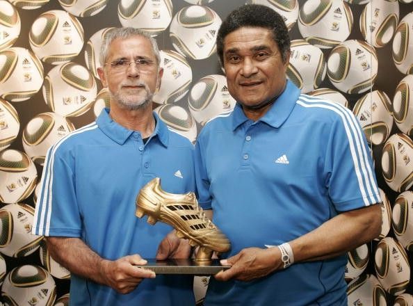 Eusebio poses with his Golden Boot alongside Gerd Muller