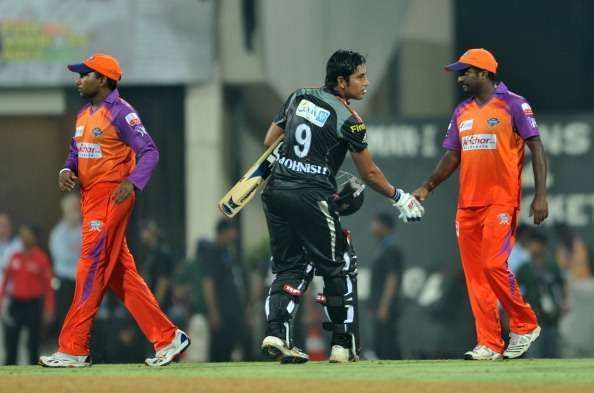 Muttiah Muralitharan shaking hands with Mohnish Mishra of Pune Warriors India