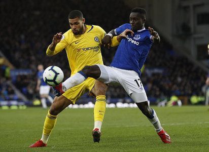 Gueye (right) dispossessing Chelsea&#039;s Ruben Loftus-Cheek