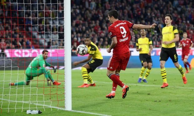 Lewandowski&#039;s brace helped Bayern secure three points
