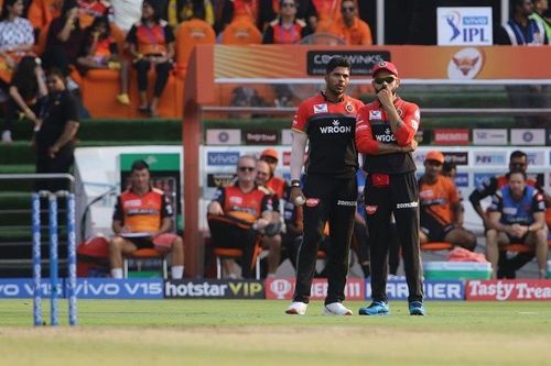 Umesh Yadav and Virat Kohli discussing strategy (Image Courtesy: BCCI/ IPLT20.COM)