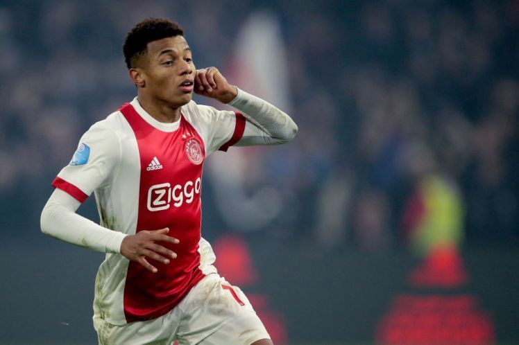 David Neres playing for Ajax.