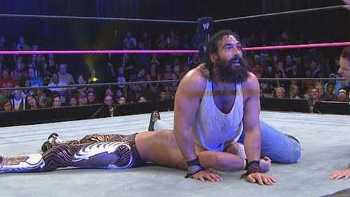 Luke Harper faced EC3 in the match before SmackDown Live.