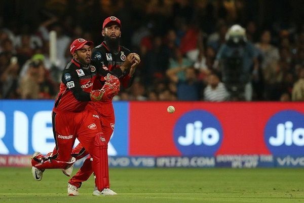 Most of the RCB players have a hard time in fielding (Image courtesy: BCCI/IPLT20.COM)