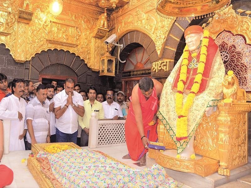 indian head coach Ravi Shastri visited Shirdi temple with Indian fielding coach R Sridhar to seek blessings for successful ICC World Cup 2019