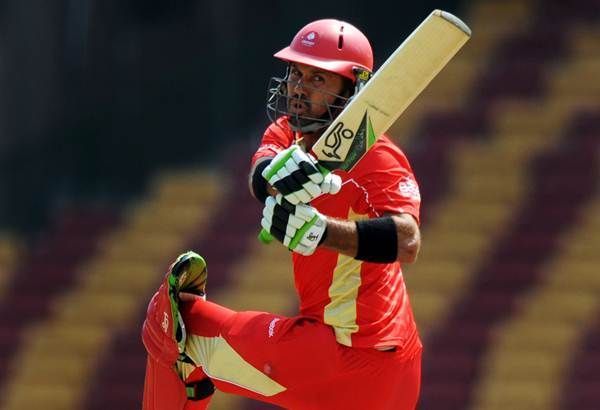 Canada&#039;s John Davison hooks one for a six on his way to blasting the then fastest hundred in World Cup