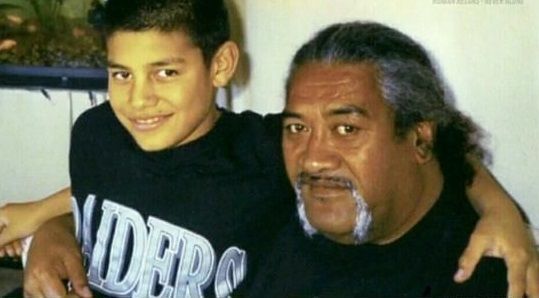 Reigns and his dad Sika Anoaʻi