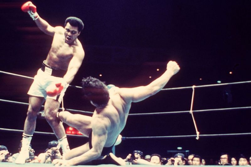 Muhammed Ali has no answer for Antonio Inoki&#039;s low Muay Thai style kicks in their exhibition bout.