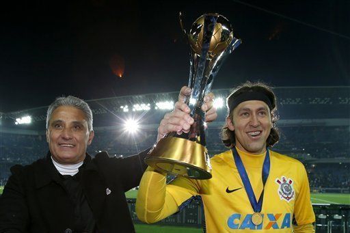 Tite with the 2012 FIFA Club World Cup title, alongside Corinthians Goalkeeper Cassio