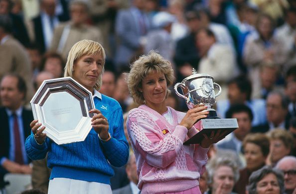 Martina Navratilova (R) defeats Chris Evert (L) in the French Open final