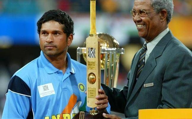 Sachin accepts the award from the legendary Gary Sobers