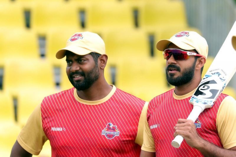 Vijay Shankar (R) is seen during practice ahead of the Chepauk Super Gillies match against the Ruby Trichy Warriors