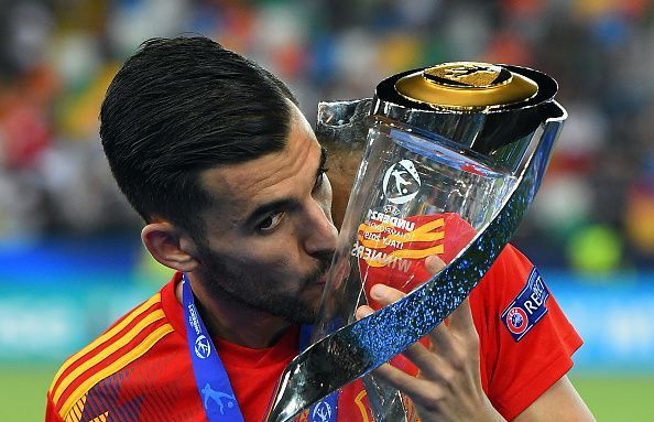 Dani Ceballos with the Euro u-21 trophy