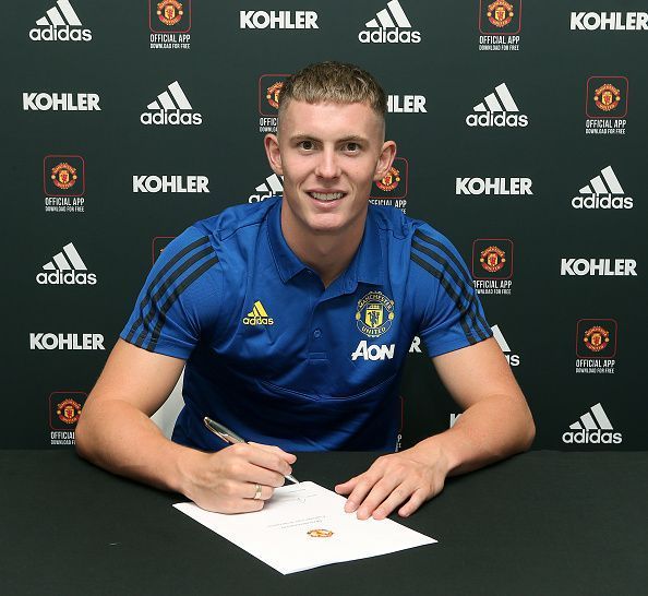 Dean Henderson Signs a New Contract at Manchester United