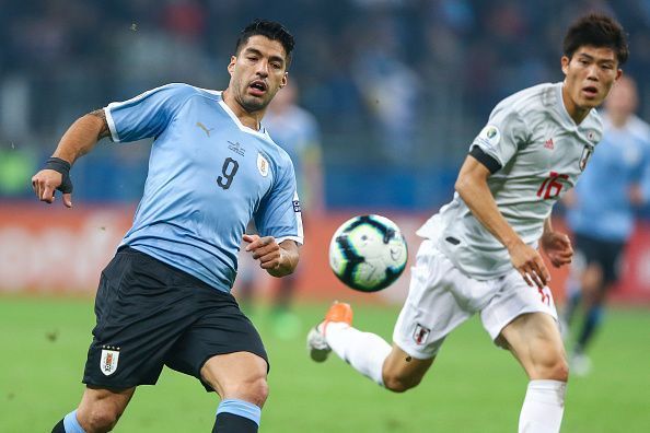 Takehiro Tomiyasu marks Suarez during Uruguay vs Japan