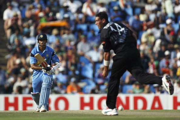 Daryl Tuffey of New Zealand bowling