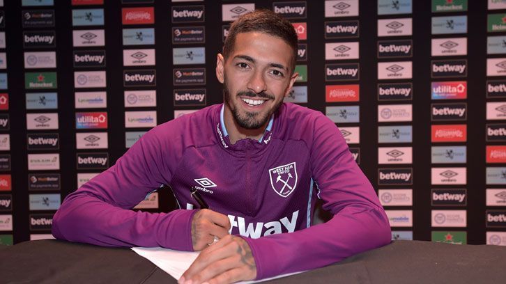 Lanzini signs his new contract at West Ham