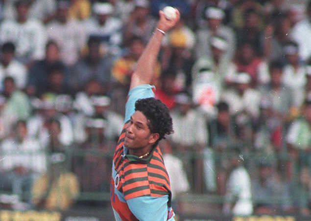 Tendulkar&#039;s bowling took India to Titan cup final in 1996