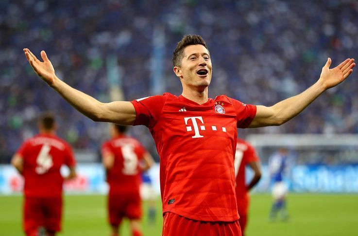 Lewandowski celebrates his hat-trick at Schalke