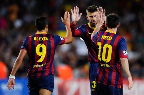 Alexis SÃ¡nchez (L) with Gerard Pique and Lionel Messi