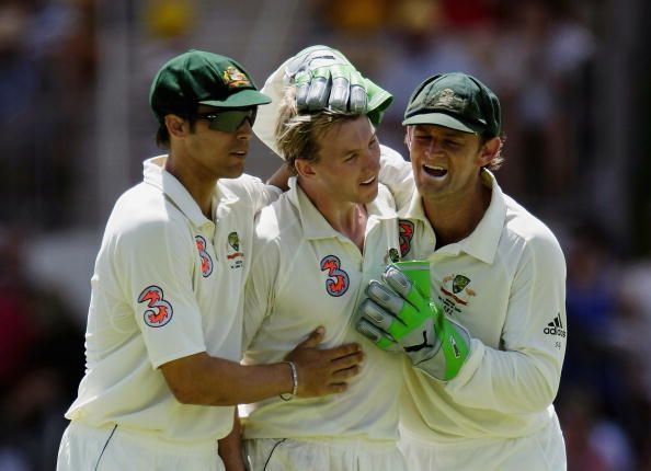 Brett Lee (Center) and Adam Gilchrist (R)