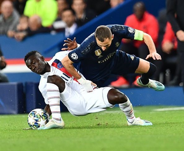 Idrissa Gueye floors Karim Benzema with a solid tackle