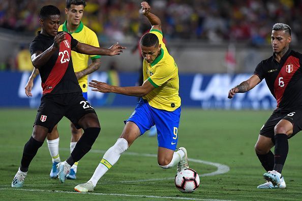 Brazil&#039;s Richarlison tries to breach the Peruvian defence