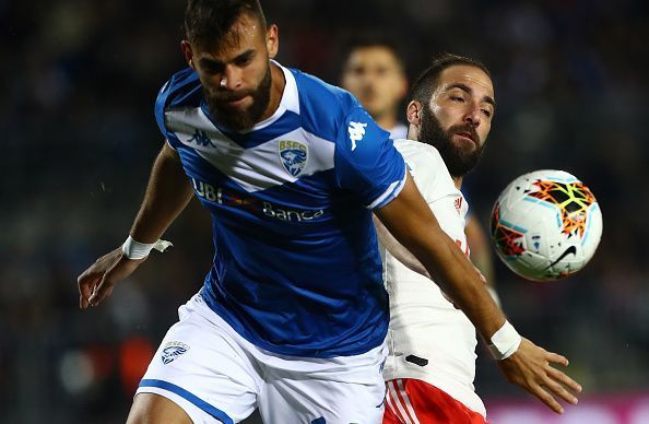 Jhon Chancellor in a tussle with Gonzalo Higuain