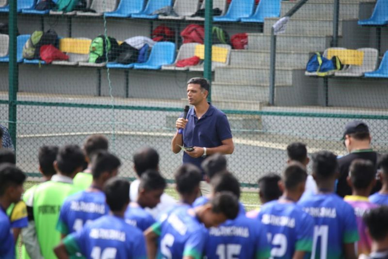 Rahul Dravid addressing the kids