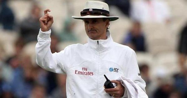 Umpire Billy Bowden hangs another batsman&#039;s innings