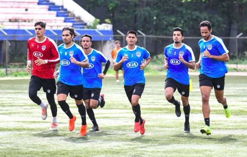 Gurpreet Singh Sandhu, Dimas Delgado and co. participate in light training