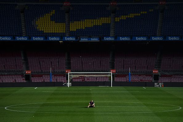 Iniesta was the last to leave the field on the day of his Nou Camp send forth