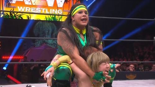 Nyla Rose applying the Camel Clutch on Yuka Sakazaki