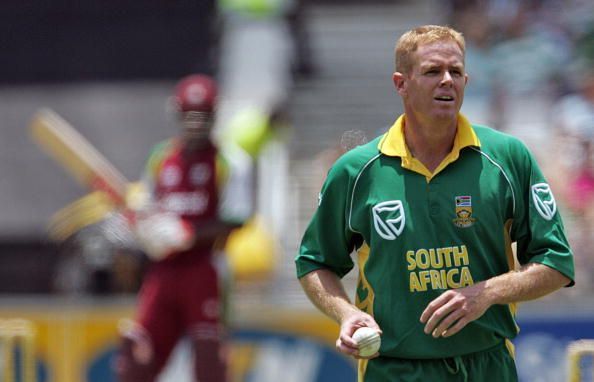 South Africa&#039;s Shaun Pollock (R) prepare