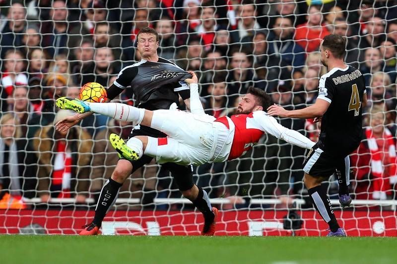 Giroud in action in a crucial Premier League match