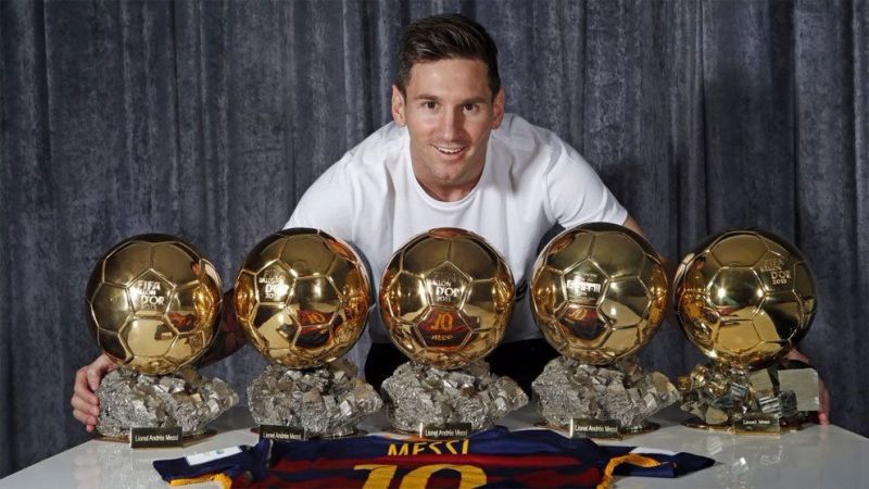 Lionel Messi poses with his 5 Ballon d&#039;Or trophies