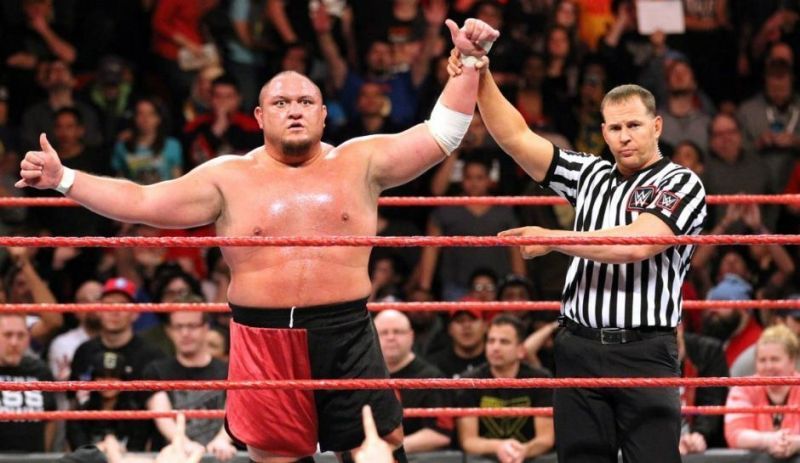 Samoa Joe (L)