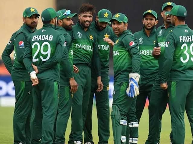 Pakistani Cricket team in a huddle 