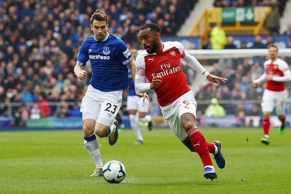 Alexandre Lacazette (R) vies with an Everton player