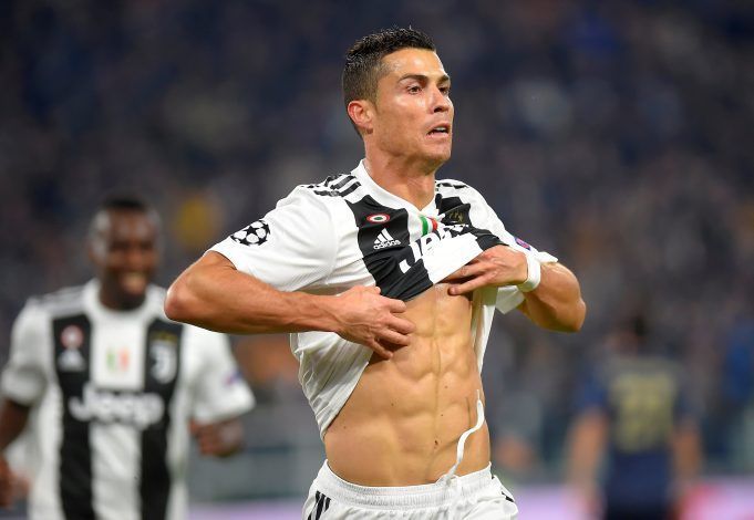 Ronaldo showed off his abs after an amazing goal against Manchester United